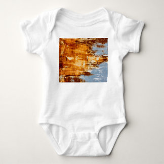 Roststahlblech, texturierter Hintergrund. Baby Strampler