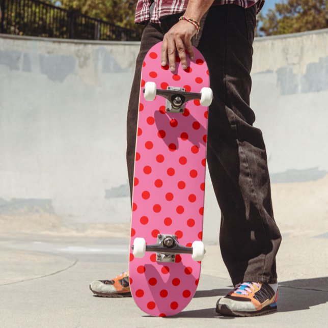 Rot auf rosa Polka Dots Design Skateboard (Von Creator hochgeladen)