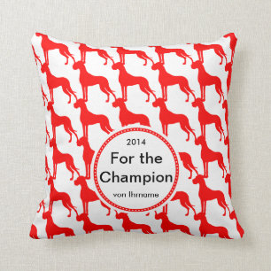 Rot auf Sofas Kissen