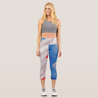 Rot-Blau-Schriftzüge auf den Leggings
