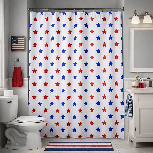 Rot-Blau-Sternenmuster weißer Hintergrund Duschvorhang (A shower curtain with a red and blue star pattern.)