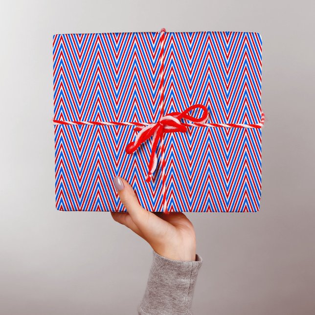 Rot-blau-weiße Zickzack Streifen - Trippy Abstrakt Geschenkpapier (Von Creator hochgeladen)