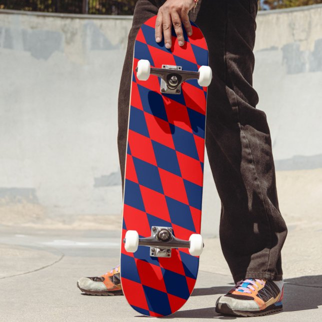 Rot-blaues Harlekin-Karo-Design  Skateboard (Von Creator hochgeladen)