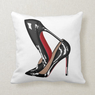 Rot erreicht Stilettschuhe, hohen Heels des Kissen