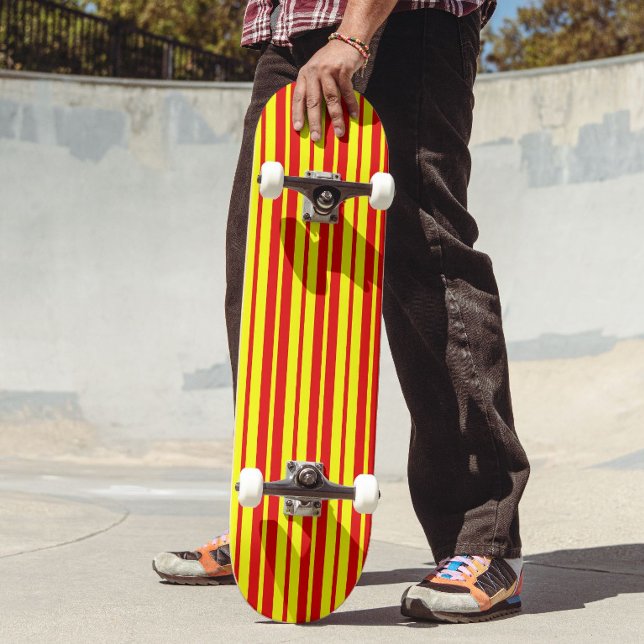 Rot-gelb gestreiftes Design  Skateboard (Von Creator hochgeladen)
