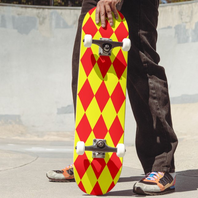 Rot-gelb kariertes Harlekin-Design  Skateboard (Von Creator hochgeladen)