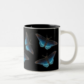 Rot-gepunktete lila Tasse
