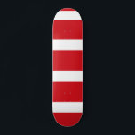 Rot gestreift skateboard<br><div class="desc">Rote Streifen Weihnachtsmuster.</div>