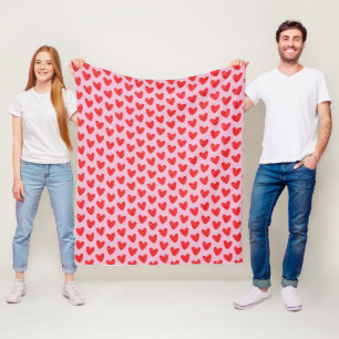 Rot gezeichnetes Doodle-Herzen-Muster auf Pastell- Fleecedecke