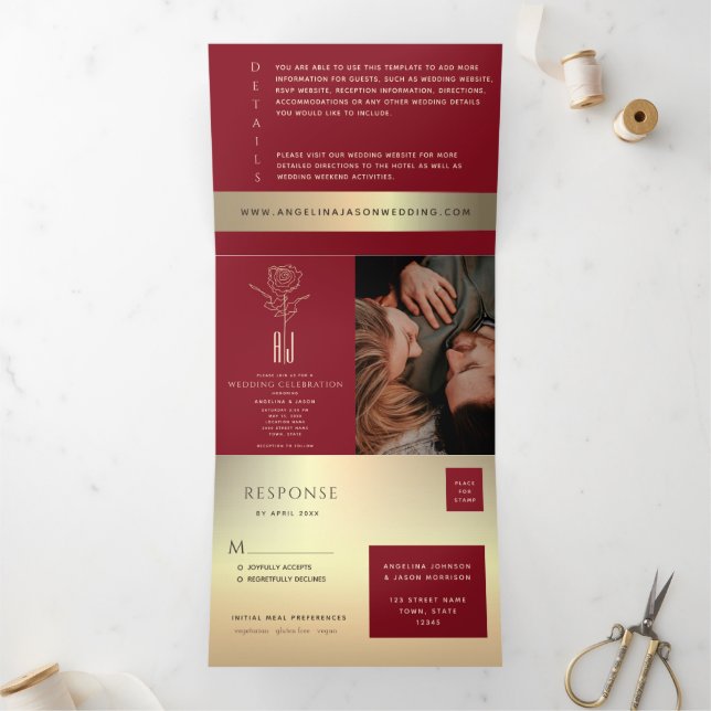 Rot & Gold Foto Tri-Fold Hochzeit Einladung (Innenseite)