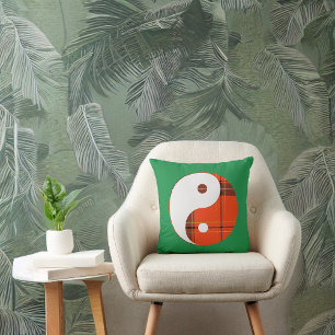 Rot Kariert und Weiß Yin Yang auf Green Kissen