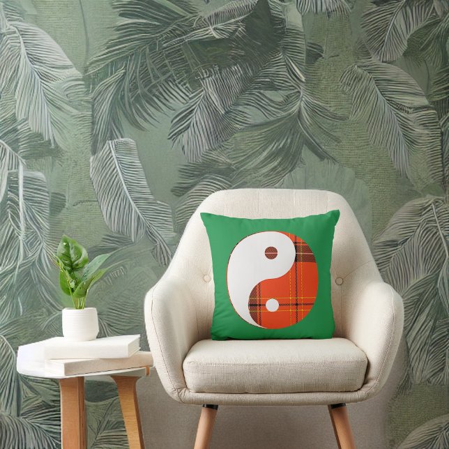 Rot Kariert und Weiß Yin Yang auf Green Kissen (Von Creator hochgeladen)