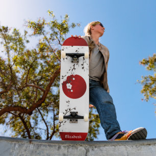 Rot-Schwarz-Weiß-Kirschblütenblüte mit steigendem Skateboard