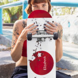 Rot-Schwarz-Weiß-Kirschblütenblüte mit steigendem  Skateboard<br><div class="desc">Weiße und schwarze Kirschblüte Ast vor einer roten aufgehenden Sonne. Passen Sie dieses klassische japanische Design mit Ihrem Namen oder Text an.</div>