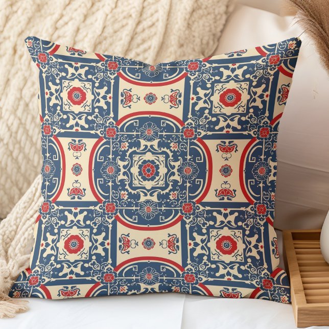 Rot und Blau Chinoiserie Chinesisches Fliesenmuste Kissen (Red and Blue Chinoiserie Chinese Tile Pattern Throw Pillow in a boho neutral bedroom.)
