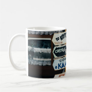 ROT UND BROWN SIGNNAGES AUF BEIGE STAND AM TAG KAFFEETASSE