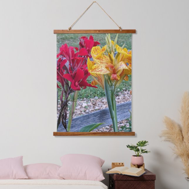 Rot und Gelb Canna Lilies Floral Wandteppich Mit Holzrahmen (Schlafzimmer)