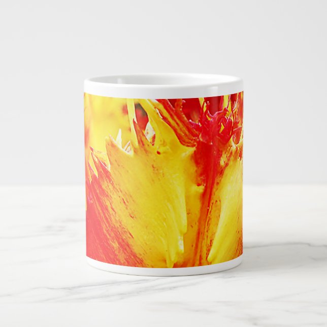 Rot und gelb Nah-oben Curly Tulip Jumbo-Tasse (Vorderseite)