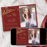 Rot- und Goldleder mit Kalligrafie und Foto Save The Date<br><div class="desc">Elegantes Gold Leaf und Rot Save the Date mit Ihrem eigenen Foto und verzierte handgeschriebene Kalligraphie. Die Vorlage ist für Sie Set, um ein Foto der Quittung hochzuladen und mit Ihrem Feiertag zu personalisieren. Das Design hat feine Linien gezeichnet Blätter und massives Blattgold mit Konfetti. Bitte stöbern Sie in meinem...</div>