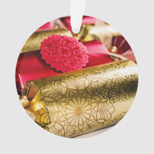 Rot und Goldweihnachtscracker Ornament