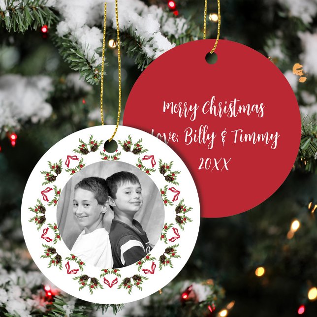 Rot und Grün frohe Weihnachten Foto Custom Keramik Ornament (Classic Christmas photo wreath ornament template. )