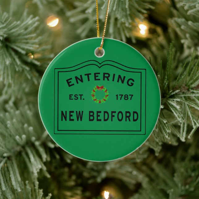 Rot und Grün, New Bedford Holiday Wreath Keramik Ornament (Baum)