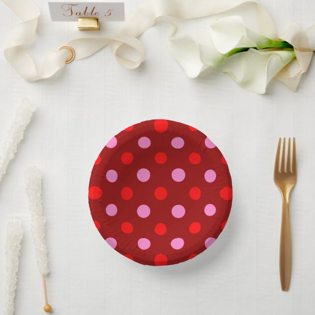Rot und Rosa auf Maroon-Punkte-Design  Pappteller (Hochzeit)