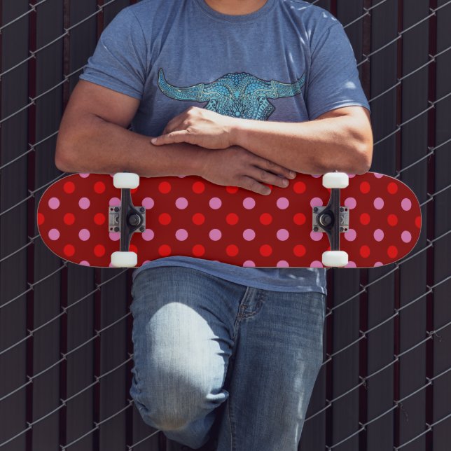 Rot und Rosa auf Maroon-Punkte-Design  Skateboard (Außenbereich 3)