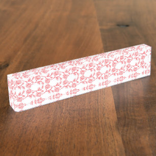 Rot- und rosa Geschenkpapier mit einem sich wieder Namensplakette