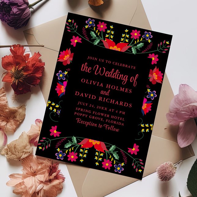 Rot und Schwarz Floral Fiesta Mexicana Hochzeit Einladung (Red and Black Floral Fiesta Mexicana Wedding Invitation on a table with colorful flowers.)