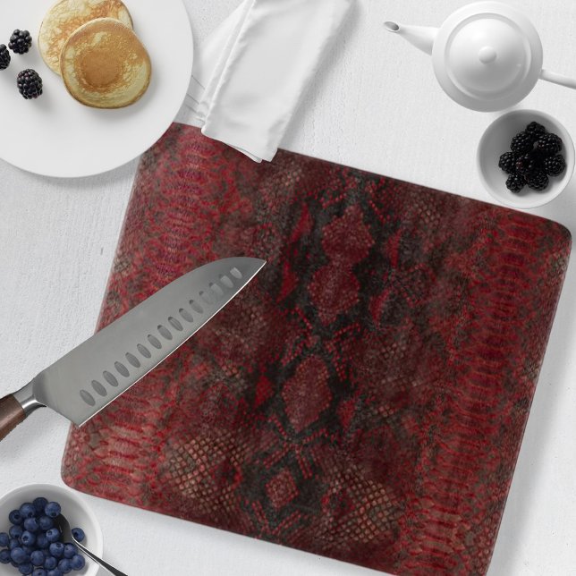Rot und Schwarz-Python-Print Schneidebrett (Red and Black Python Print Cutting Board by Looly Elzayat
)