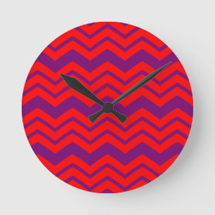 Rot und violettes Chevron-Musterdesign Runde Wanduhr