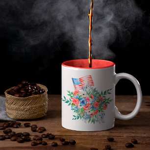 Rot-Weiß- und Blütenmonogramm am 4. Juli Zweifarbige Tasse