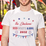Rot weiß und GRILLEN 4. july patriotische Feuerwer T-Shirt<br><div class="desc">Passen Sie diesen Amerikanische Unabhängigkeitstag GRILLEN T - Shirt mit Ihrem Familiennamen und dem aktuellen Jahr an,  um Amerikas Geburtstag stilvoll zu feiern. Dieser T - Shirt enthält die Formulierung "RED,  WHITE & GRILLEN" und ist mit kleinen Sternen,  patriotischen Feuerwerken und einem festlichen Banner dekoriert.</div>