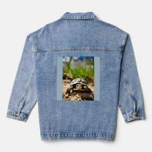 Rotäugiges Grinsen: Die lachende Schildkröte Jeansjacke