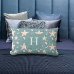 Rotbarsch-Qualle, grün, dunkel, Cyan-Monogramm Lendenkissen<br><div class="desc">Grüner,  dunkler,  zyanfarbener Hintergrund mit orangefarbenem Seestern und Quallen. Personalisieren Sie Ihren Namen und fügen Sie ihn hinzu. Weiße Schrift mit Großbuchstaben.</div>