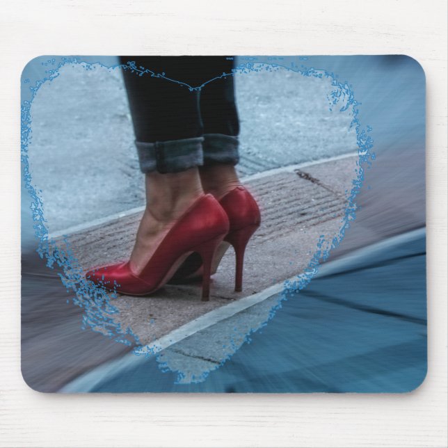 Rote Absatzschuhe auf einem mousepad (Vorne)