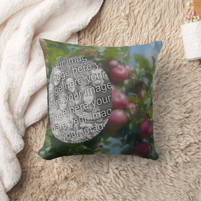 Rote Äpfel auf Baummalerei hinzufügen Ihr Foto Kissen (Decke)