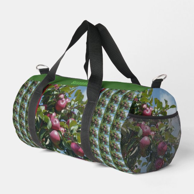 Rote Äpfel auf dem Baumland Personalisiert Duffle Bag (Rechte Ecke)