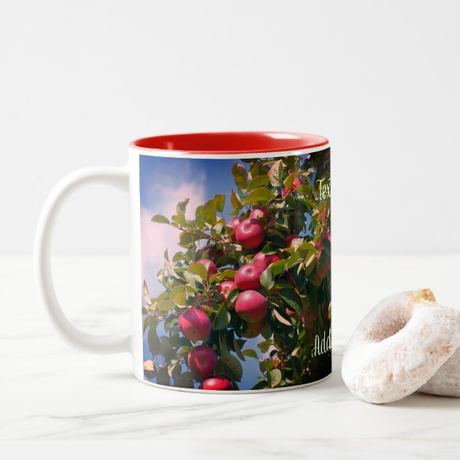 Rote Äpfel auf der Baumnatur Personalisiert Zweifarbige Tasse (Mit Donut)