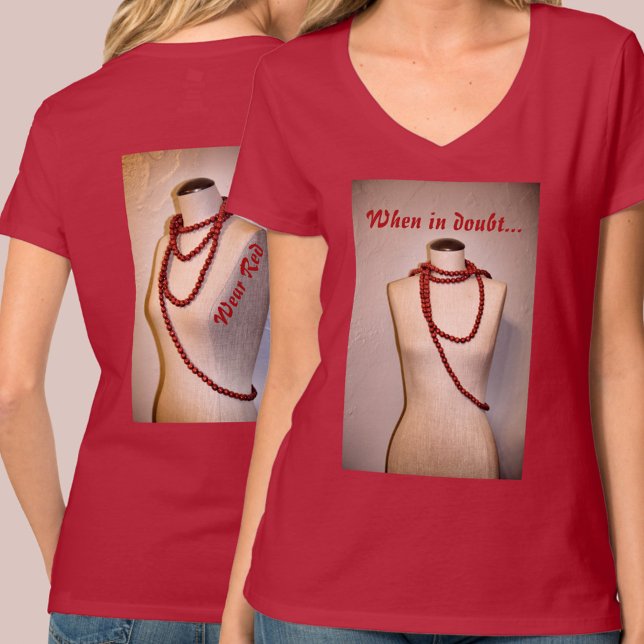 Rote Beads auf Mannequin Kokett Chic Fashion T-Shirt (Von Creator hochgeladen)