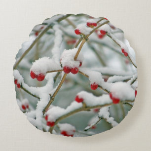 Rote Beeren im Schnee Winterlandschaft Rundes Kissen