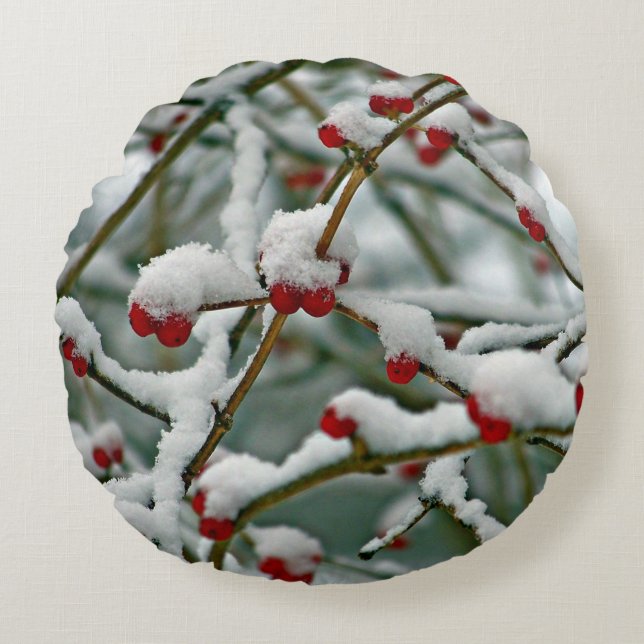 Rote Beeren im Winterschnee Rundes Kissen (Vorderseite)