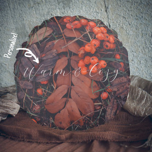 Rote Beeren und braune Herbstblätter Rundes Kissen