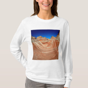 Rote, beige und gelbe Streifen im Wind und T-Shirt