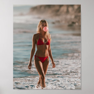 Rote Bikinifrau am Ozean Süße Kaugummiblase Poster