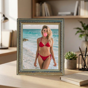 Rote Bikinifrau am Ozean Süße Kaugummiblase Poster