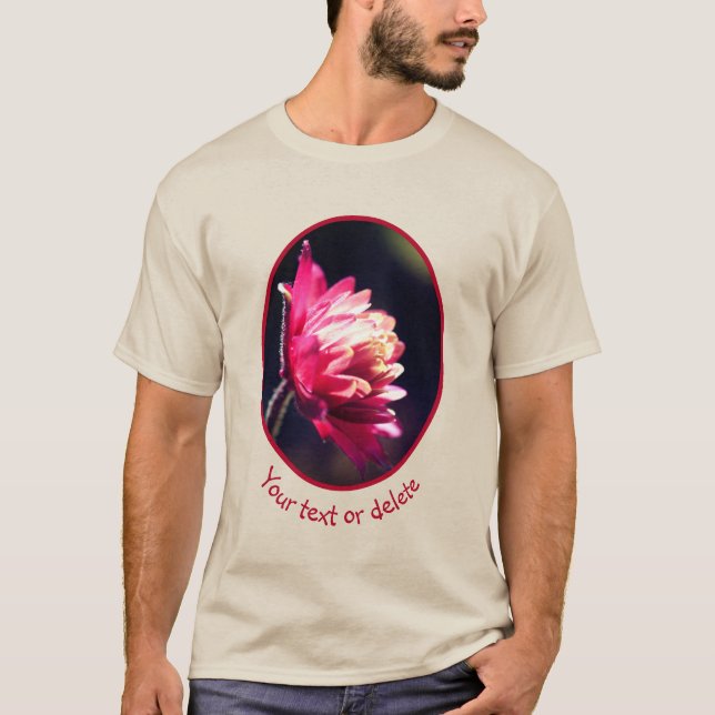 Rote Blume bei Sonnenlicht Personalisiert T-Shirt (Vorderseite)