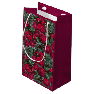 Rote Blume, Blumenmuster im Wasser. Kleine Geschenktüte