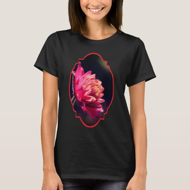 Rote Blume im Sonnenlicht  T-Shirt (Vorderseite)